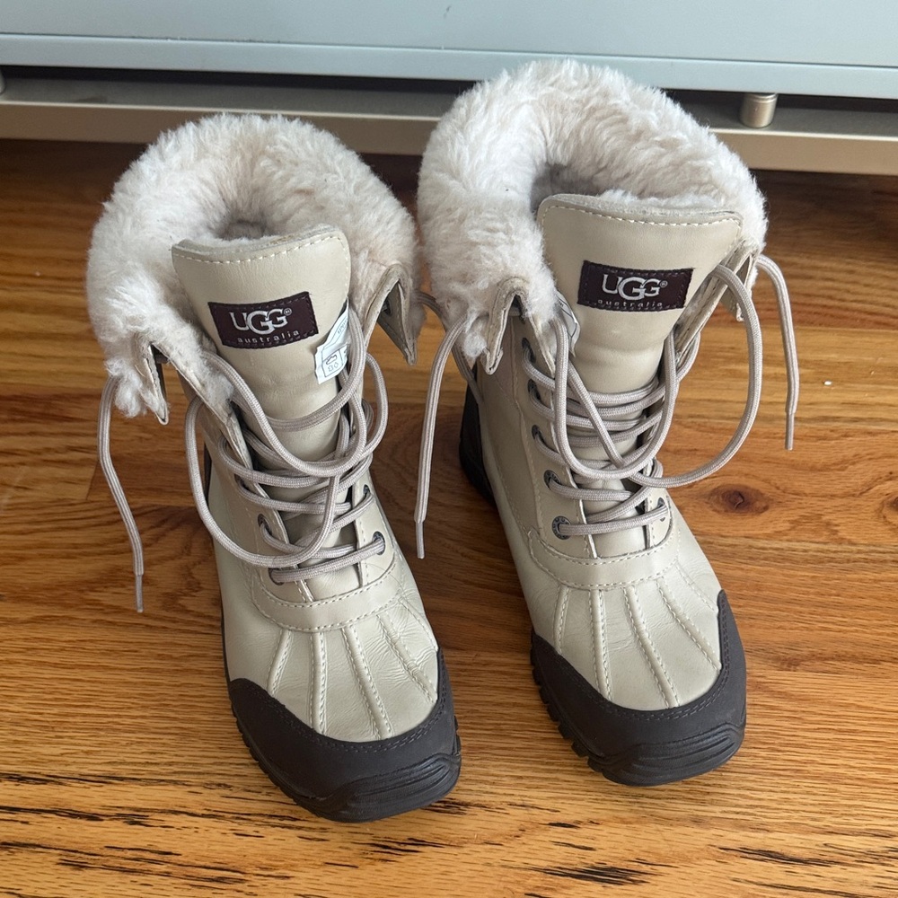 UGG Women's Cream and Black Shearling-Lined Lace-Up Winter Boots